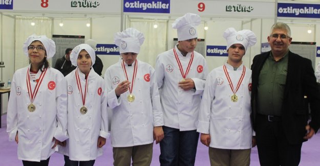 Silivri Abdullah Bilgingüllüoğlu Özel Öğrencilerine Altın Madalya...