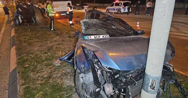 Adana Çukurova'da Feci Trafik Kazası: Otomobil İkiye Bölündü