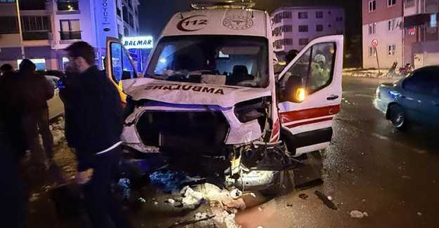 Bartın'da Feci trafik Kazası: Ambulansa Çarptılar-7 Yaralı