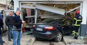 Ordu Ünye'de Feci Trafik Kazası: Markete Daldı, 3 Yaralı